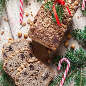 żytni z SUSZONYMI ŚLIWKAMI i ORZECHAMI LASKOWYMI